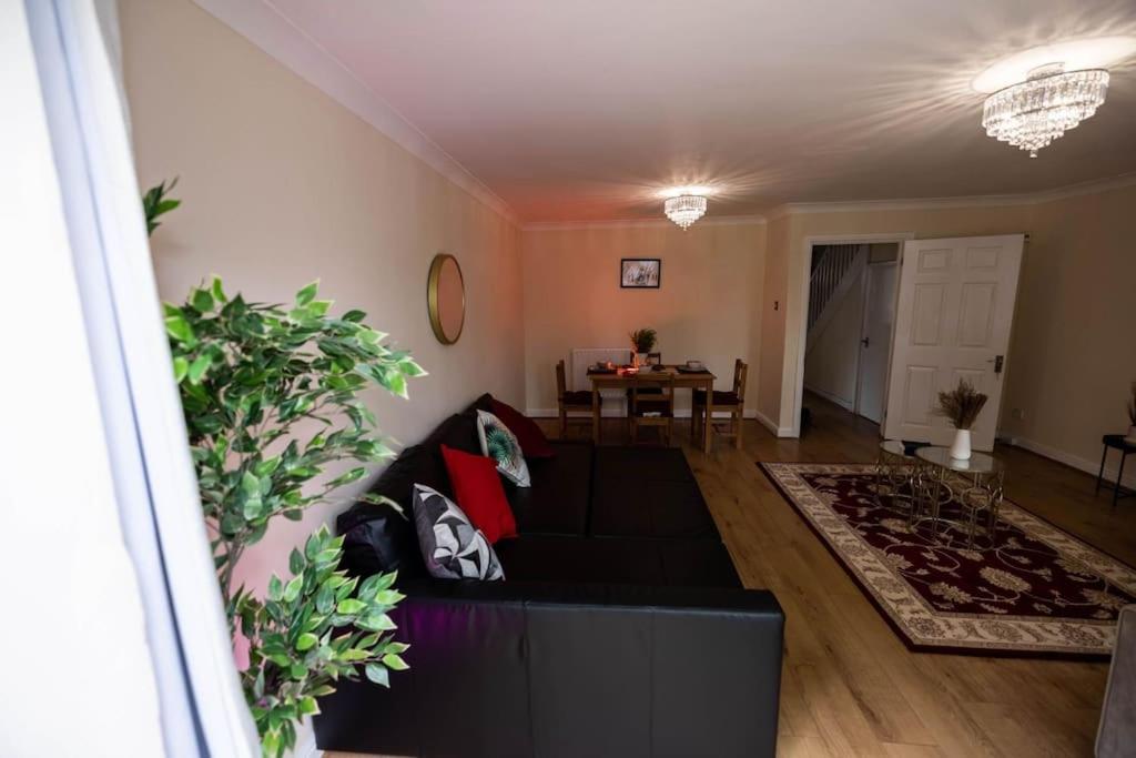 3 Bedrooms House-sofabed-parking-bbqstove-garden * Londen