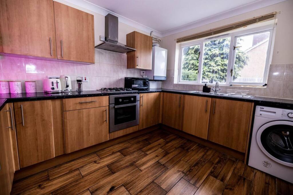 3 Bedrooms House-sofabed-parking-bbqstove-garden * Londen